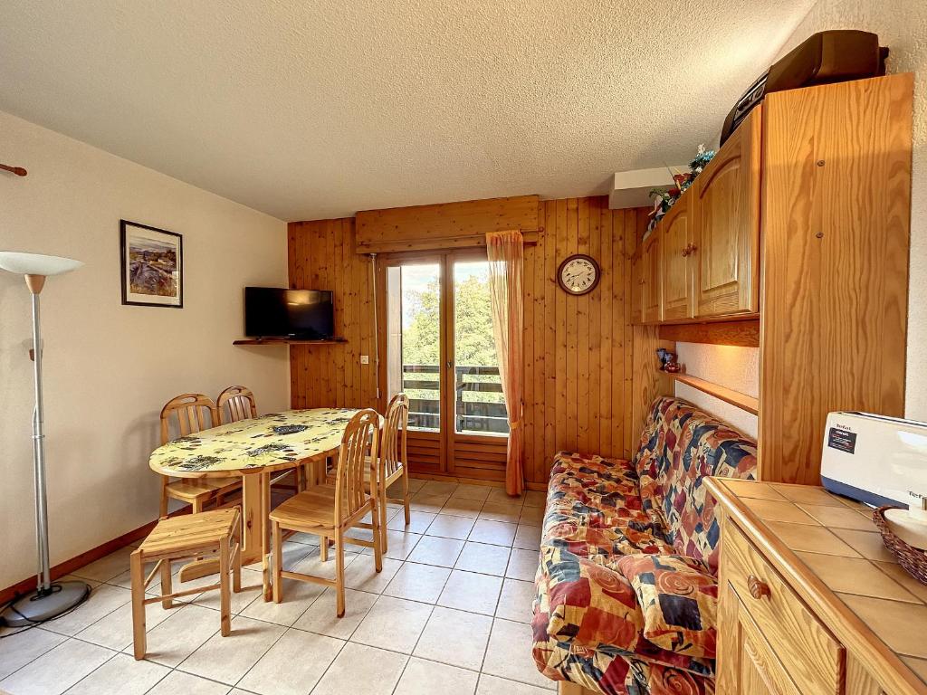une cuisine et une salle à manger avec une table et des chaises dans l'établissement Appartement 2 pièces + coin montagne proche pistes de ski avec parking - FR-1-560-44, à Combloux