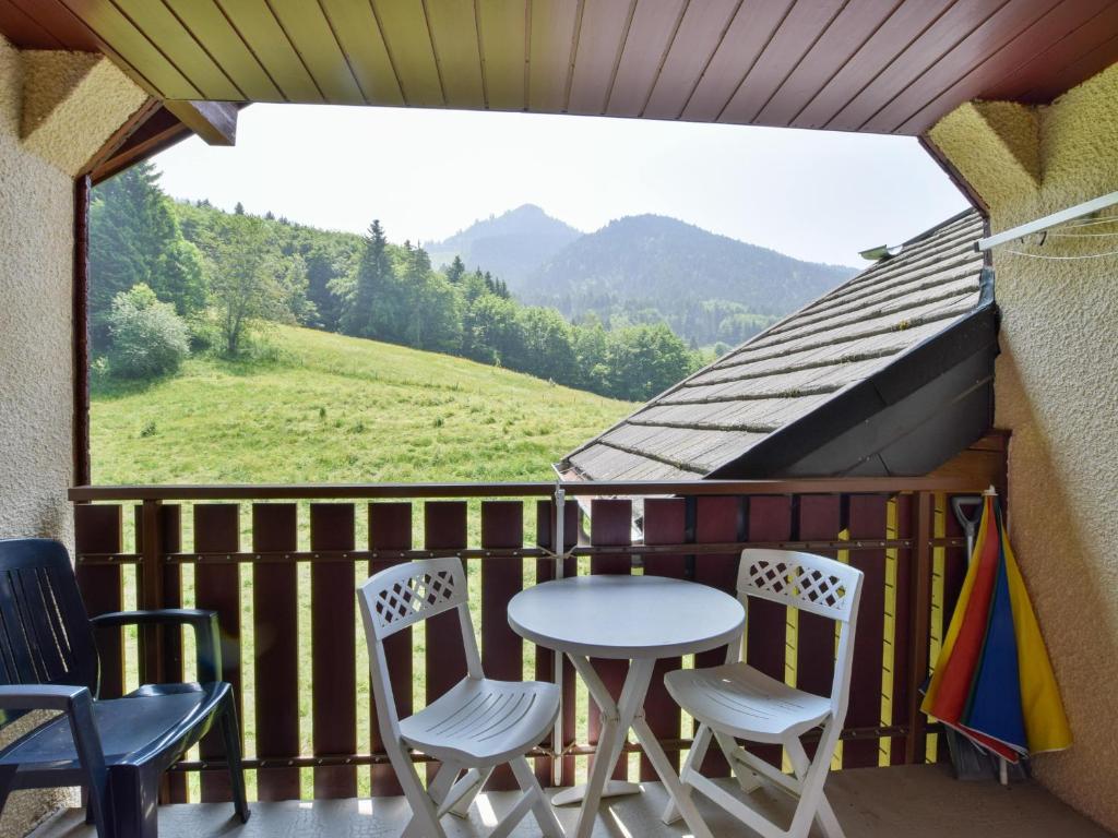 une table et des chaises sur un balcon avec vue dans l'établissement Duplex montagnard cosy pour 6, près des pistes, équipé et confortable à Bernex - FR-1-498-31, à Bernex