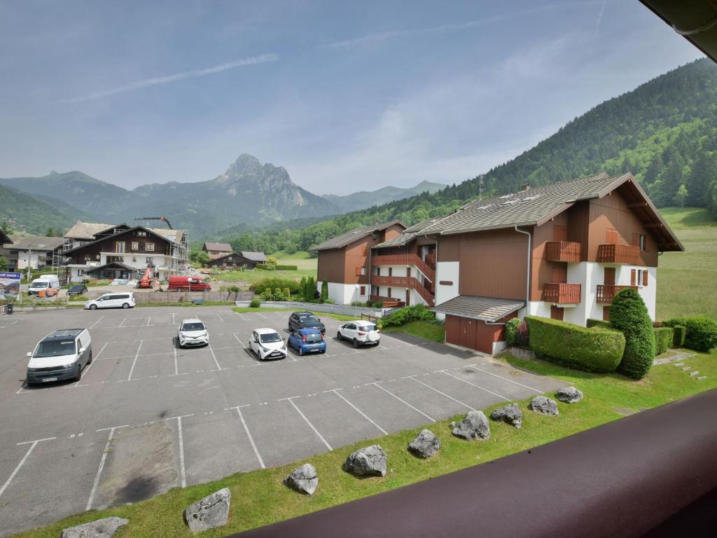 - une vue sur un parking avec des voitures dans l'établissement Charmant Duplex avec Balcon et Parking à Bernex, Proche Remontées Mécaniques - FR-1-498-36, à Bernex