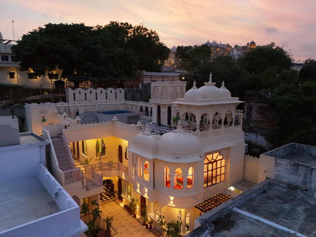 una vista aerea di un edificio al tramonto di SaffronStays Rang Havelii - Superior room in heritage haveli near City Palace with rooftop chhatri & pool in Udaipur a Udaipur