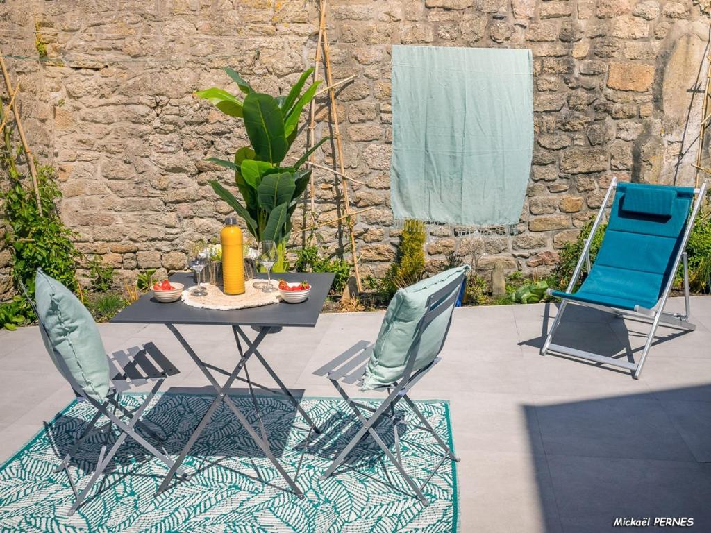 2 chaises, une table, une table et des chaises dans l'établissement Duplex charmant T3/4 à 150m des criques, court commune, proche bourg à Port-Louis - FR-1-349-170, à Port-Louis