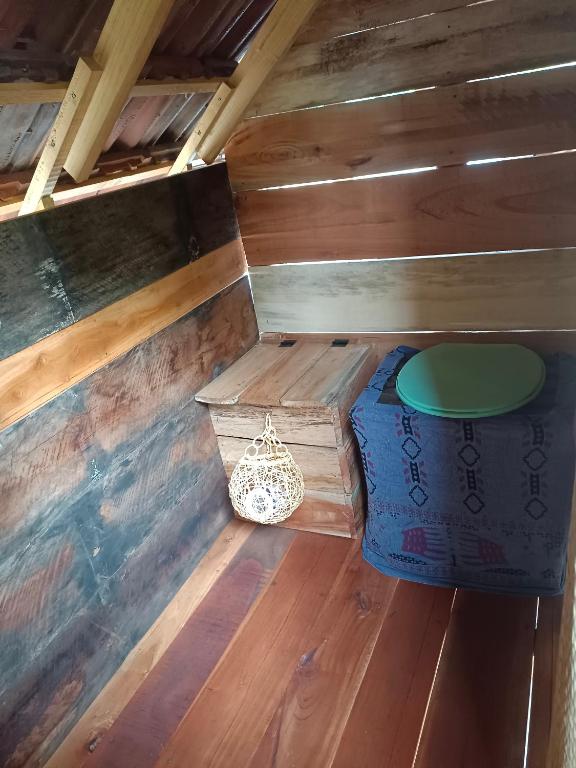 Palanda nebo palandy na pokoji v ubytování Mamisa Café, Home stay