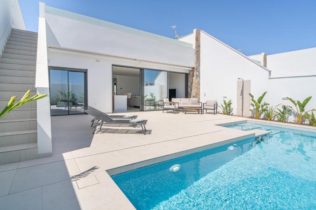 een zwembad in de achtertuin van een huis bij Villa Ezzio Los Alcazares in Los Alcázares