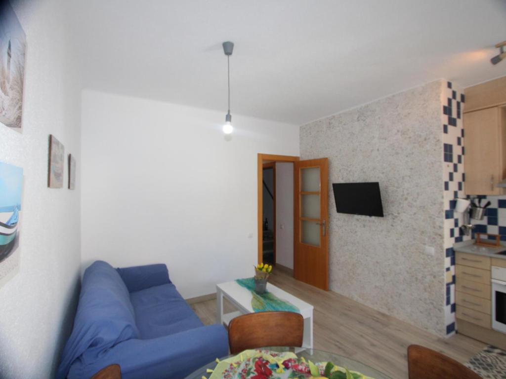 TV a/nebo společenská místnost v ubytování Vacaciones ideales: cerca del mar, wifi gratis, aire opcional, mascotas y playa para perros - ES-184-48
