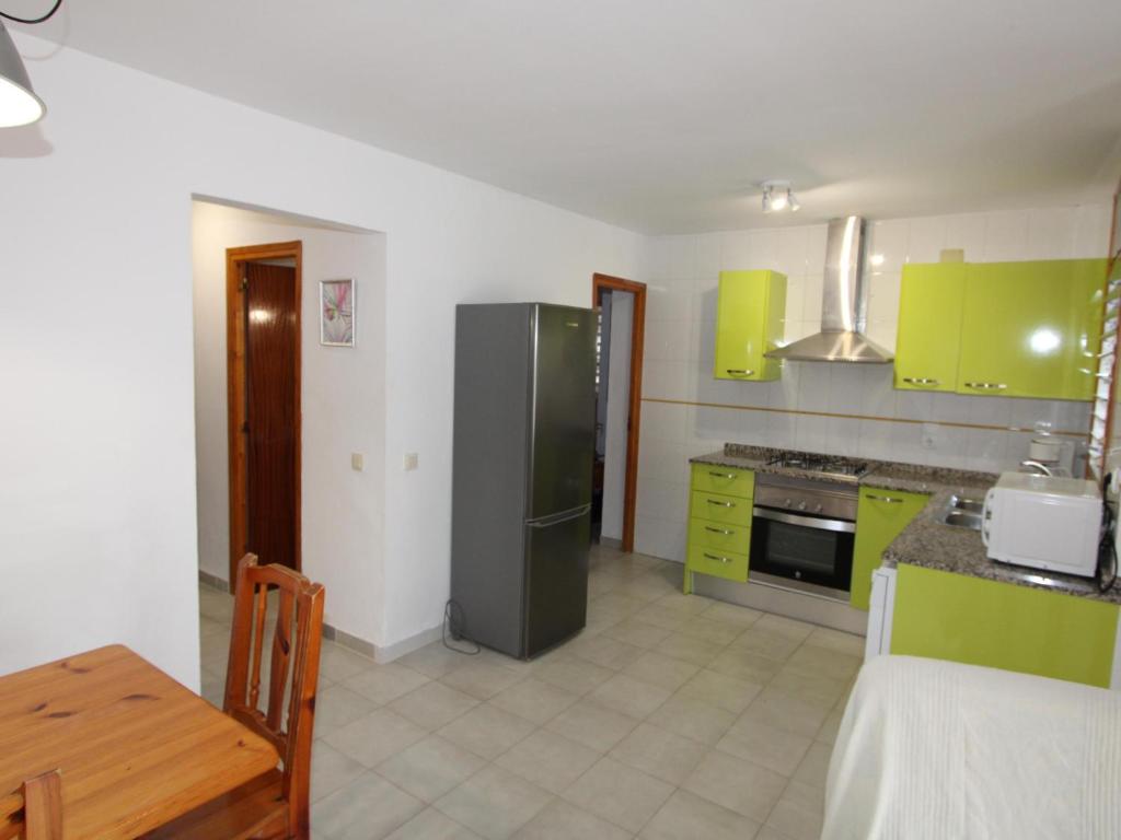 Kuchyň nebo kuchyňský kout v ubytování Vacaciones junto al mar: piscina, aire acondicionado, mascotas bienvenidas, playa para perros, WiFi gratis - ES-184-13