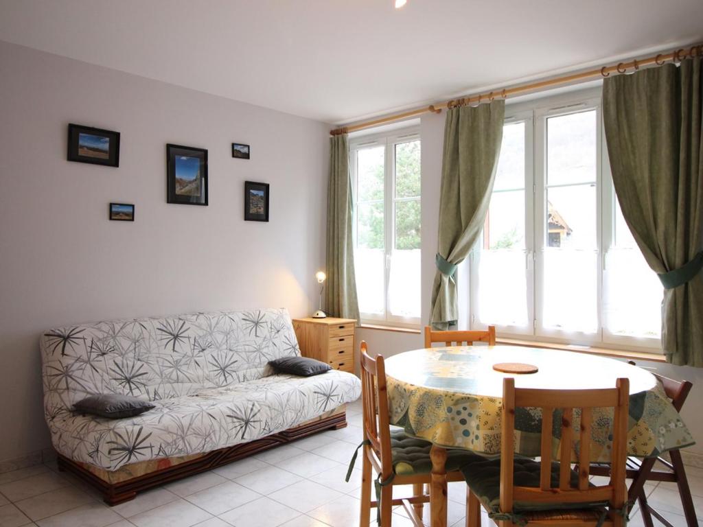 un salon avec un canapé et une table dans l'établissement Appartement F2 bis, 50m², centre Mont-Dore, wifi, tout équipé, animaux acceptés - FR-1-415-132, à Le Mont-Dore