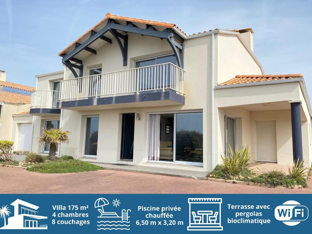 une maison avec un balcon dans l'établissement Villa familiale avec piscine privée chauffée, 800m plage, WiFi - FR-1-231-260, à Bretignolles-sur-Mer