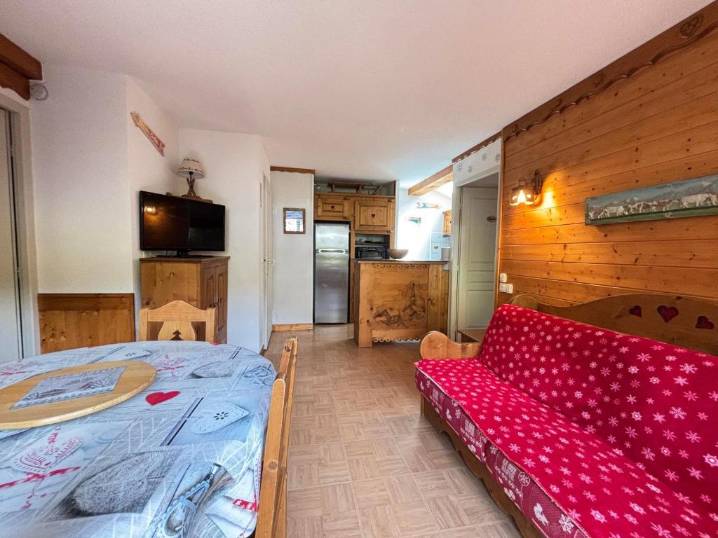 Cette chambre comprend un lit et un canapé. dans l'établissement Charmant appartement au pied des pistes avec piscine et parking - FR-1-505-13, à Flumet