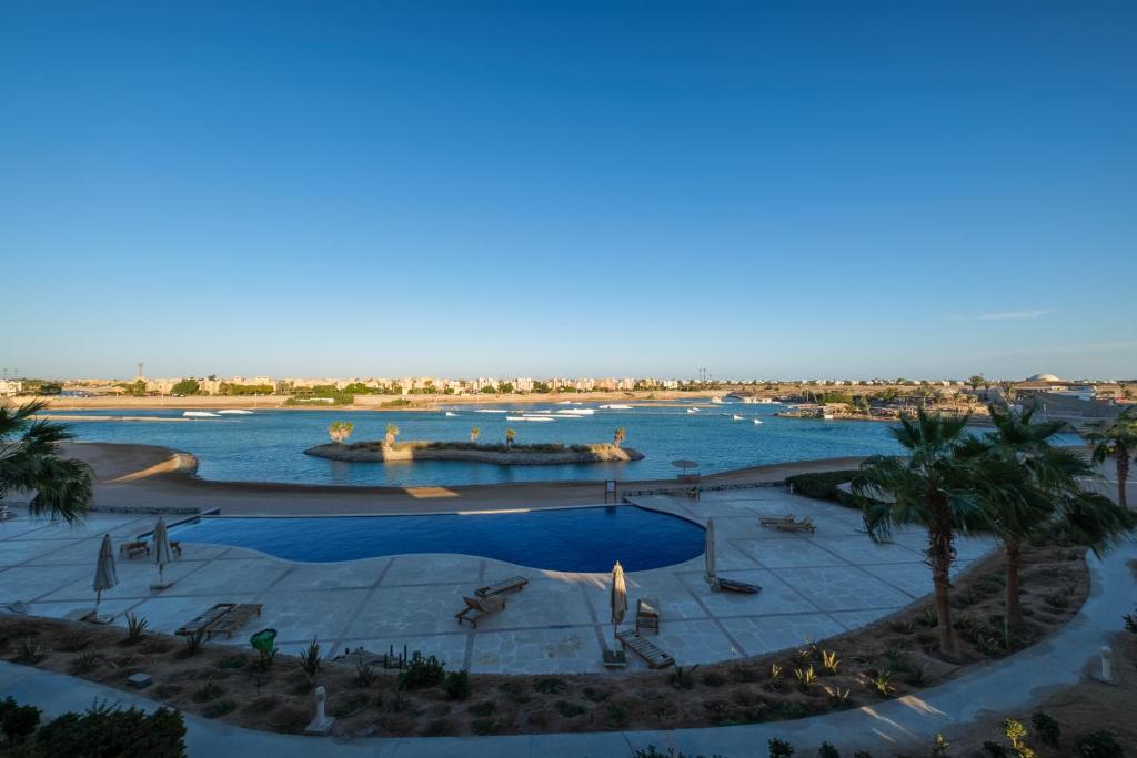 una vista aérea de un parque acuático en el desierto en Luxury 3 Bedroom Apt. in El Gouna with amazing view, en Hurghada