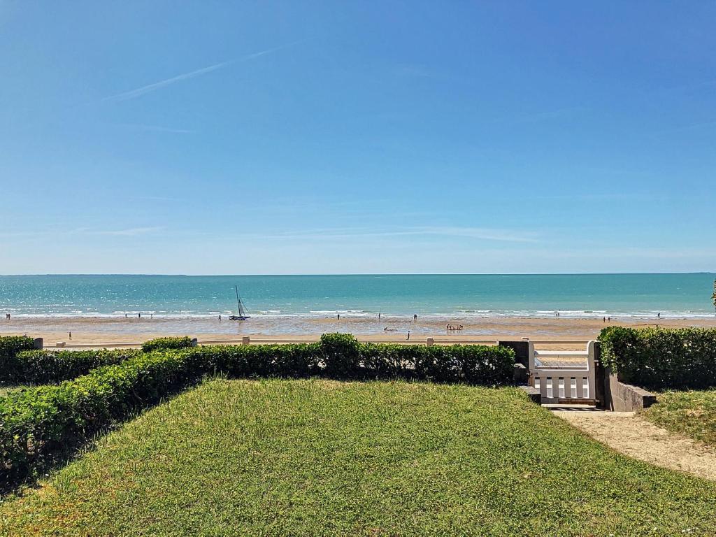 - une vue sur la plage et l'océan en arrière-plan dans l'établissement Appartement RDC bord de mer, 500m des commerces - FR-1-361-499, à Jullouville