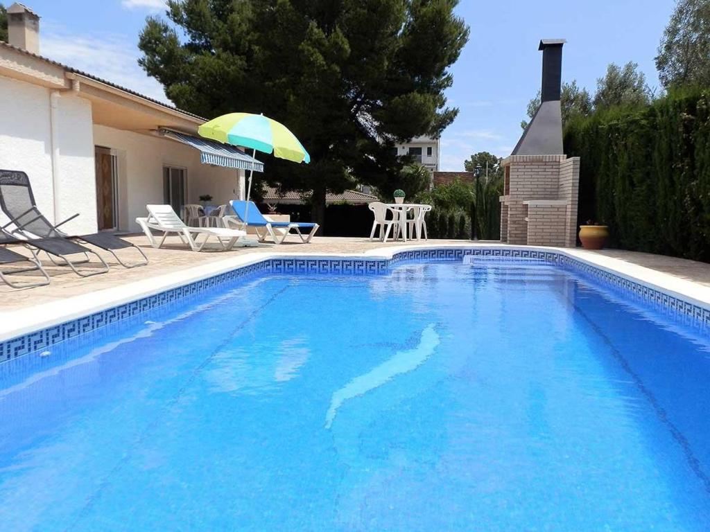 Bazén v ubytování Casa cerca del mar con piscina privada, aire opcional, wifi, admite mascotas y cerca de playa para perros - ES-184-37 nebo v jeho okolí