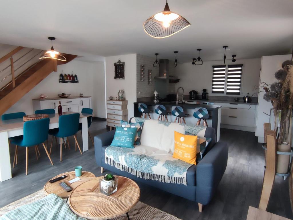 Photo de la galerie de l'établissement Maison neuve près de plages et sentiers, calme, terrasse, jardin, 3 chambres, jusqu’à 5 personnes - FR-1-778-1, à Grand-Village-Plage