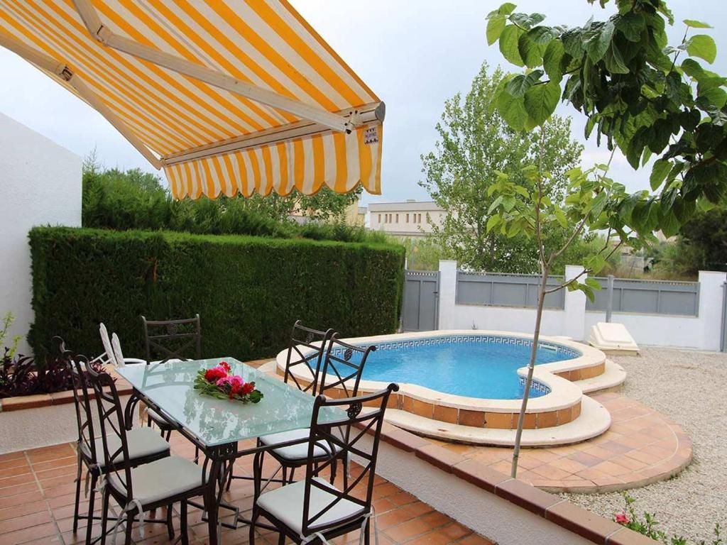 Bazén v ubytovaní Casa ideal con piscina privada, cerca del mar, wifi gratis, aire opcional, mascotas y playa para perros - ES-184-16 alebo v jeho blízkosti