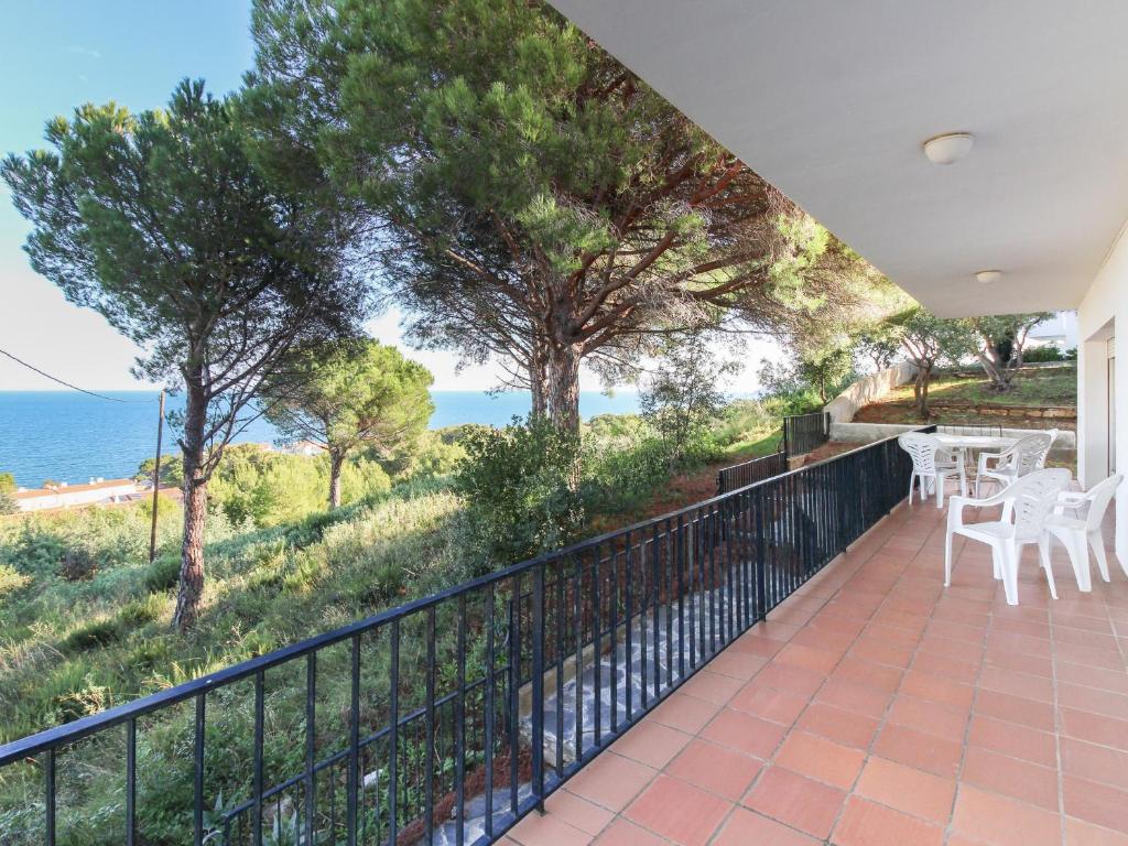 ein Balkon mit Blick auf das Meer in der Unterkunft V. FANÉ ESQ - Casa con jardín y vista mar en Llançà acabada de reformar - ES-228-10 in Llança