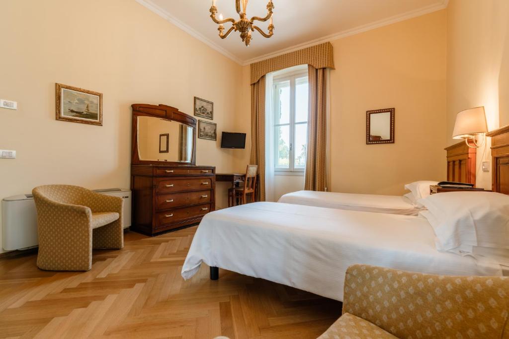 Postel nebo postele na pokoji v ubytování Hotel Monte Baldo e Villa Acquarone