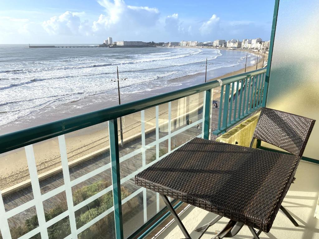 - un balcon avec un banc et la plage dans l'établissement Studio face mer avec balcon – 50m plage, proximité commerces et marché - FR-1-92-607, à Les Sables-dʼOlonne