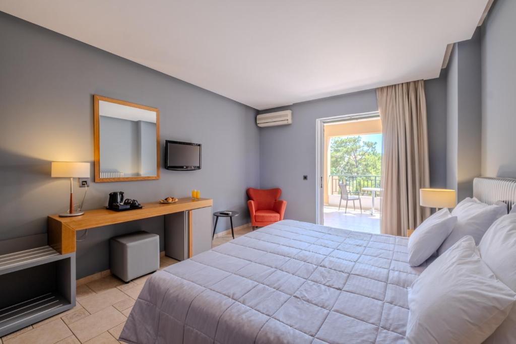 Postel nebo postele na pokoji v ubytování Mediterranean Beach Resort