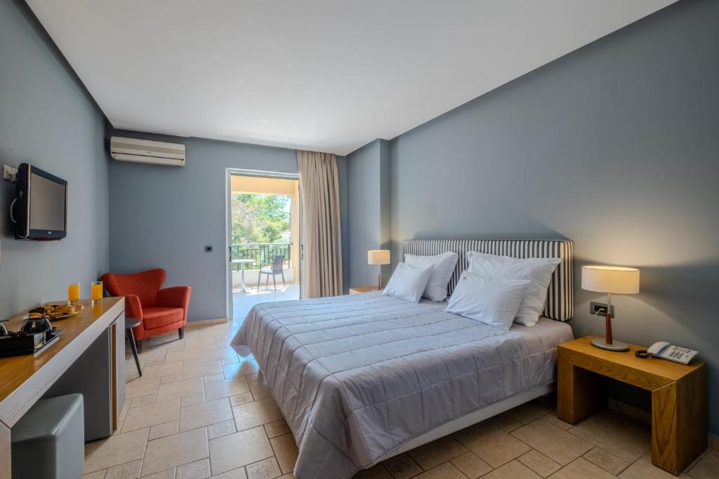 Postel nebo postele na pokoji v ubytování Mediterranean Beach Resort