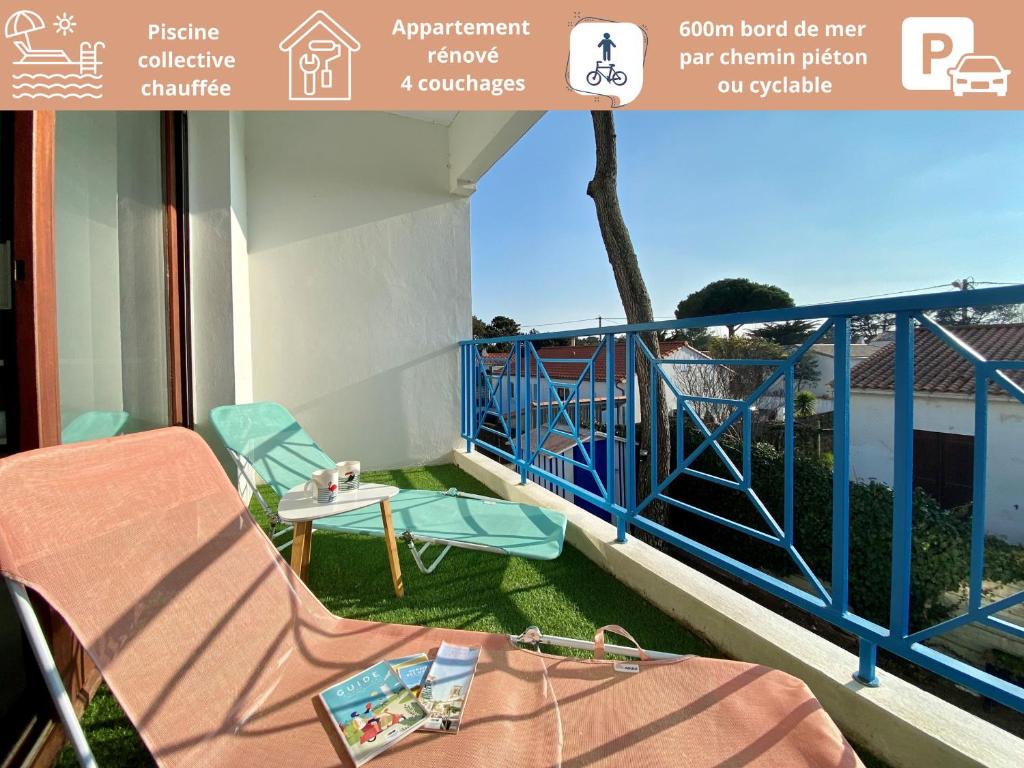 d'un balcon avec une chaise et une table. dans l'établissement Appartement cosy avec piscine chauffée proche mer et centre – rénové et calme - FR-1-231-280, à Bretignolles-sur-Mer