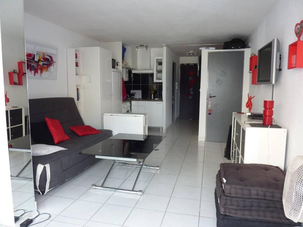 Kuchyňa alebo kuchynka v ubytovaní Appartement Cosy pour 4 avec Terrasse, Piscine et Parking au Centre-Port – Proche Plage ! - FR-1-723-69