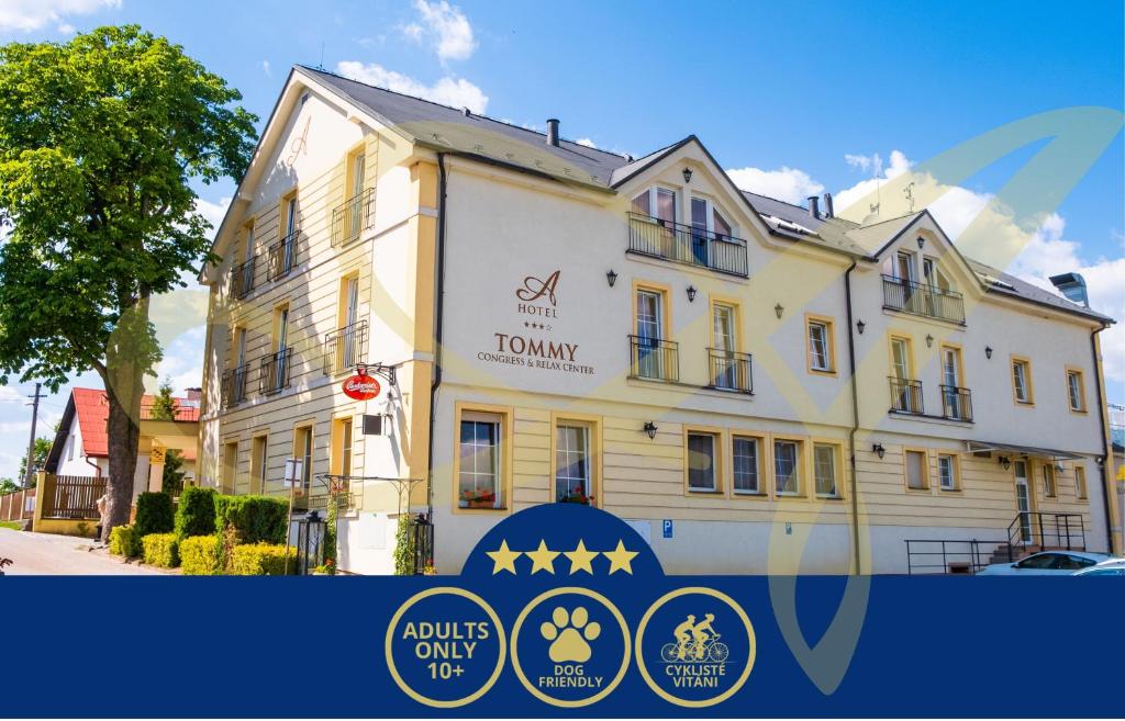 纳霍德Hotel Tommy Wellness & Spa的前面有标志的建筑物