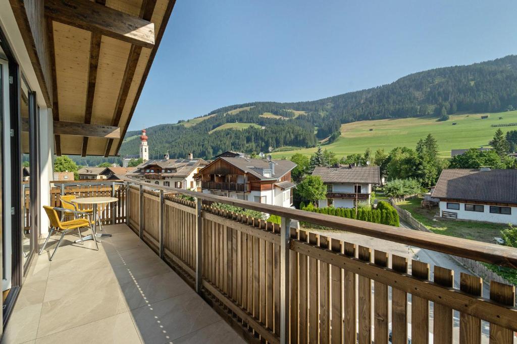 balkon z widokiem na wioskę i góry w obiekcie Apt Hofer Silena w mieście Villabassa
