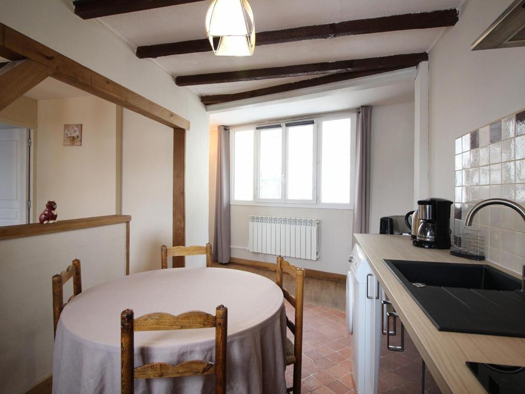 Kuchyňa alebo kuchynka v ubytovaní Appartement F3 de 50m² au cœur de Mont-Dore avec 2 chambres, cuisine équipée et 2 salles d'eau - FR-1-415-145