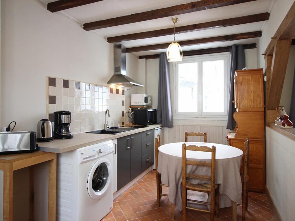 Kuchyňa alebo kuchynka v ubytovaní Appartement F3 de 50m² au cœur de Mont-Dore avec 2 chambres, cuisine équipée et 2 salles d'eau - FR-1-415-145