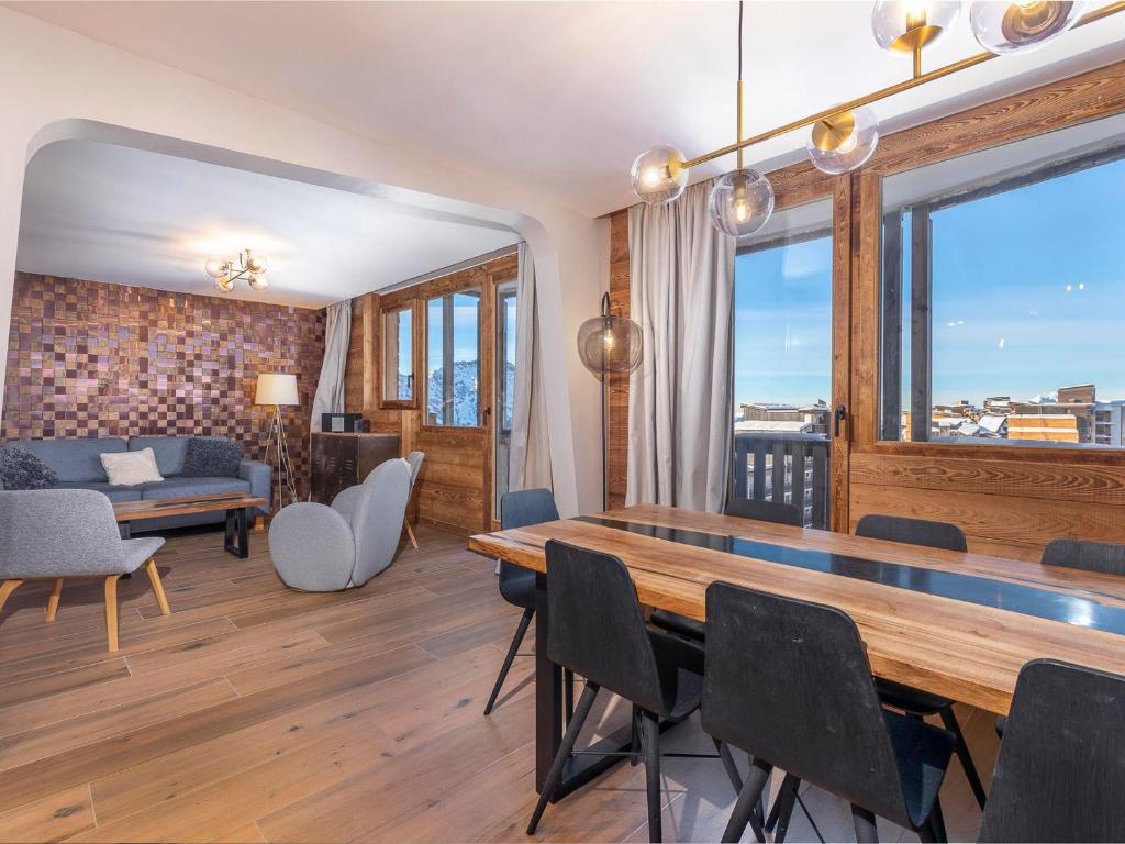 un salon avec une table, des chaises et un canapé dans l'établissement Duplex rénové 2019, 8 pers, balcon, Avoriaz - FR-1-314-232, à Morzine