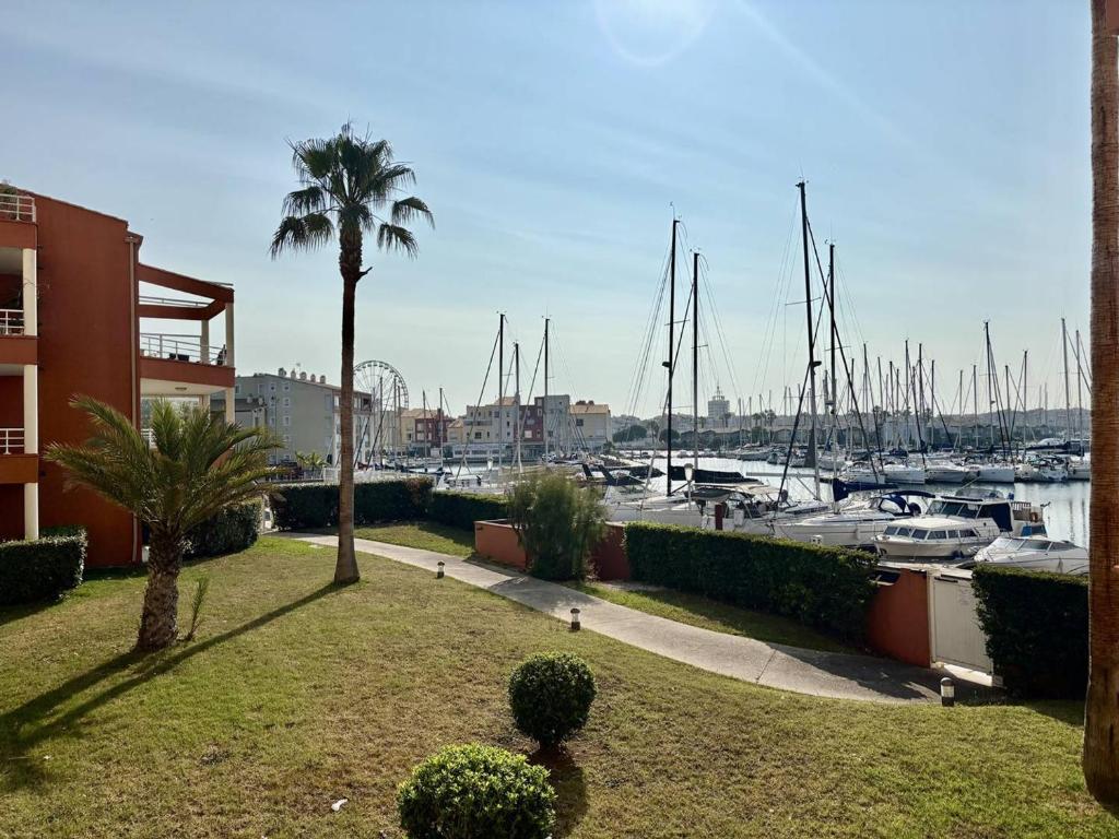 une vue d'une marina avec des bateaux dans l'eau dans l'établissement Studio centre Cap d'Agde avec parking privé - FR-1-723-25, au Cap d'Agde