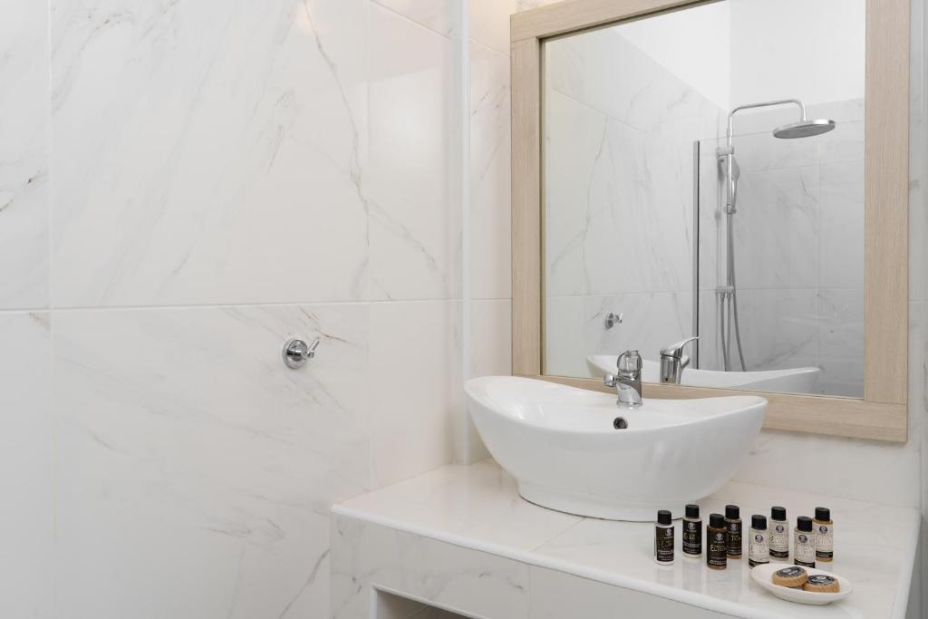 Mr and Mrs White Tinos - 4