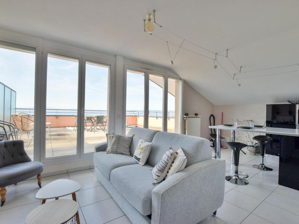 ein Wohnzimmer mit Sofa und Tisch in der Unterkunft Spacieux appartement avec terrasse, animaux admis et parking - FR-1-498-69 in Évian-les-Bains