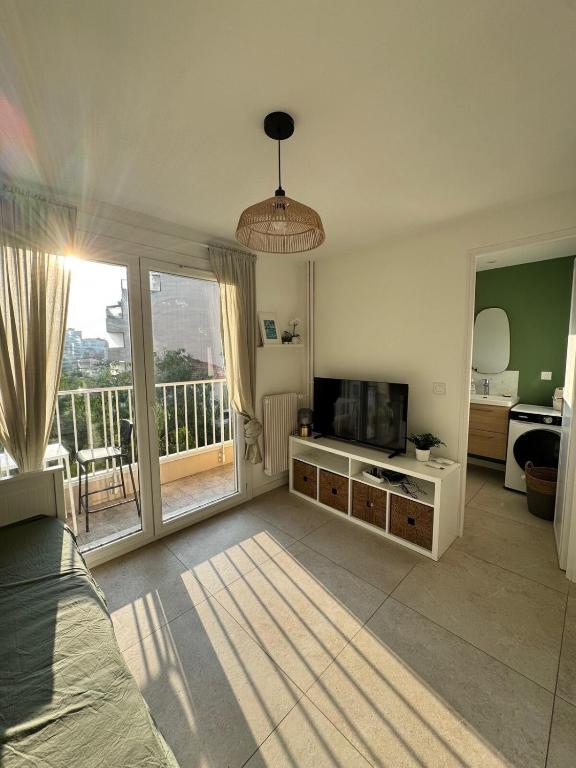 un salon avec un lit et une télévision dans l'établissement ANTIBES - Cozy 2 pièces proche plage, à Antibes