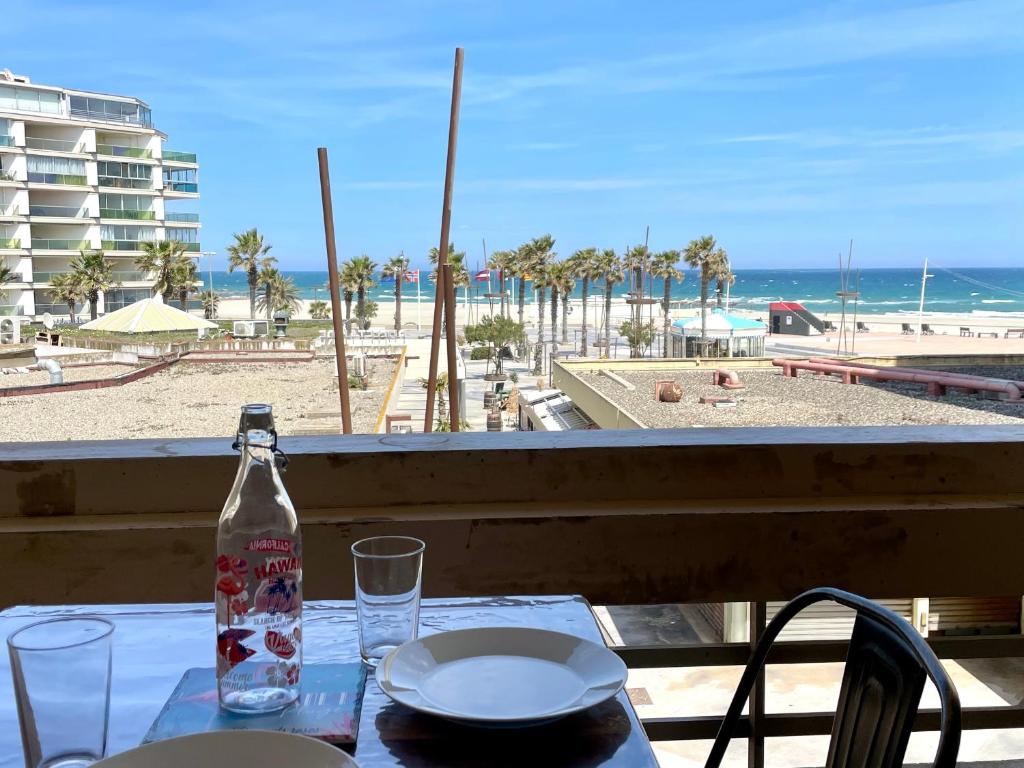 Photo de la galerie de l'établissement Studio Climatisé avec Coin Nuit et Piscine Proche Plage - FR-1-748-25, à Canet