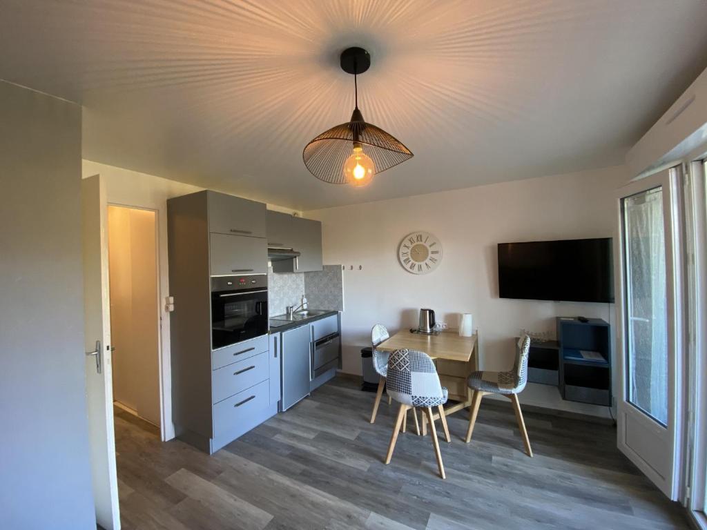 une cuisine et une salle à manger avec une table et des chaises dans l'établissement Appartement T2 avec terrasse et Wi-Fi proche des Thermes du Connétable - FR-1-541-125, à La Roche-Posay