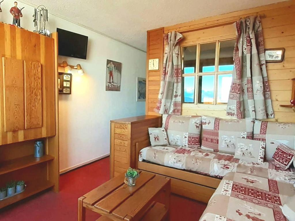 une chambre avec deux lits et une fenêtre dans l'établissement Studio cabine ski aux pieds, 4 pers, animaux admis, parking - FR-1-351-223, à La Plagne Tarentaise