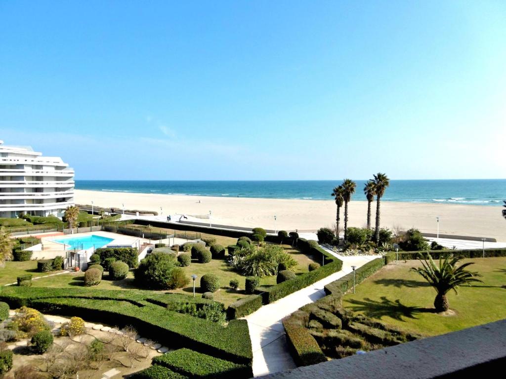 - une vue sur la plage depuis le balcon du complexe dans l'établissement Canet - T2 cabine 5 pers, accès plage, piscine, parking - FR-1-794-118, à Canet