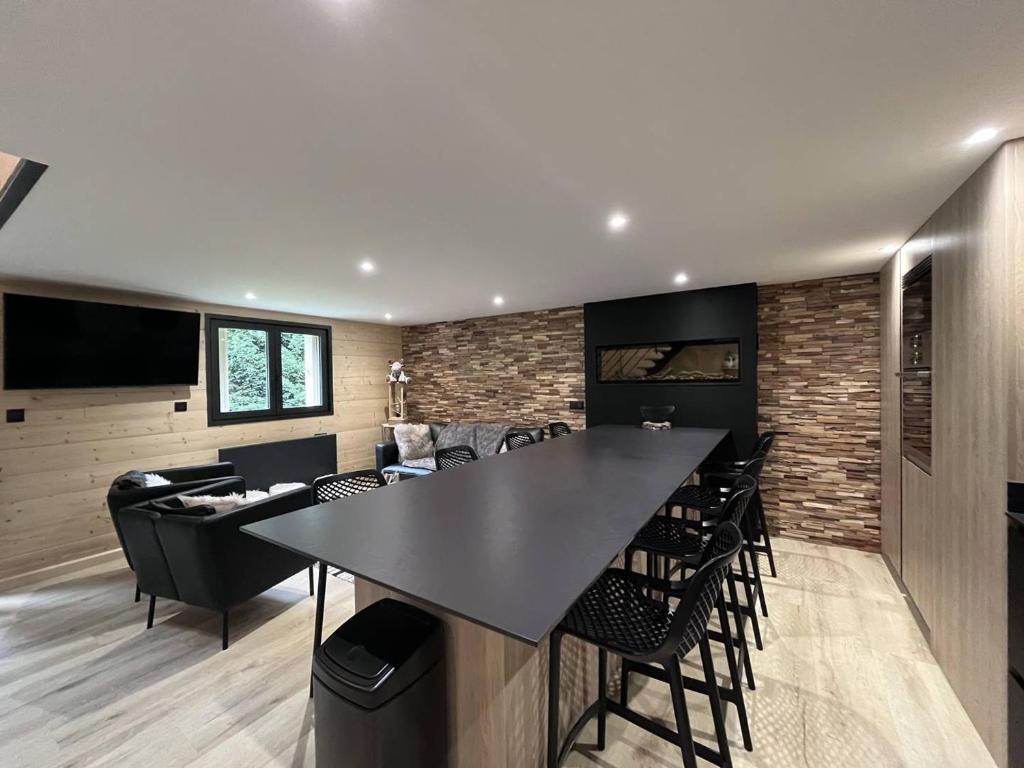 Il comprend une cuisine et un salon avec un bar et un canapé. dans l'établissement Triplex moderne avec cheminée, balcon et parking à Cauterets - FR-1-812-78, à Cauterets