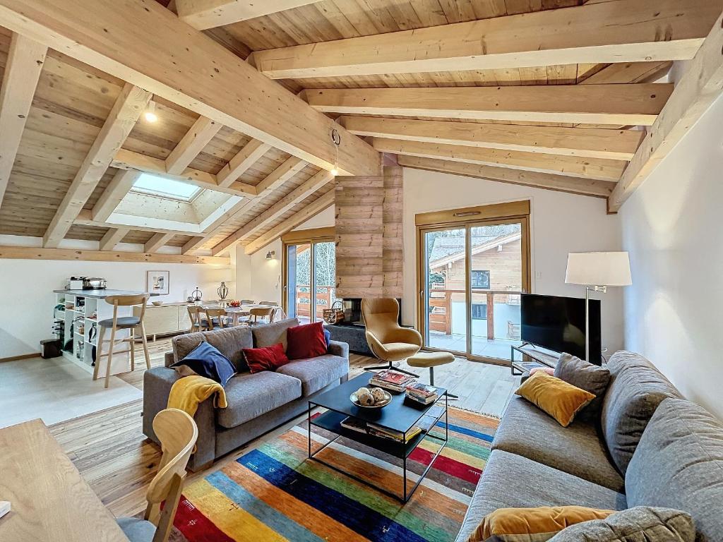 un salon avec un canapé et une table dans l'établissement Appartement de Standing 4 Chambres au Pied des Pistes à Combloux - FR-1-560-122, à Combloux