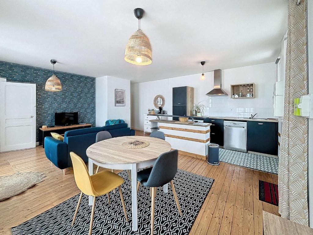 Photo de la galerie de l'établissement Appartement rénové 2 chambres avec terrasse, proche centre et gare de Granville - FR-1-361-552, à Granville