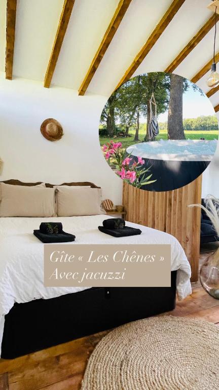 une chambre avec un lit avec un panneau indiquant soit moins de poulets, soit moins de poulets dans l'établissement Gîte en Pays Basque Les Chênes Avec jacuzzi, à Came