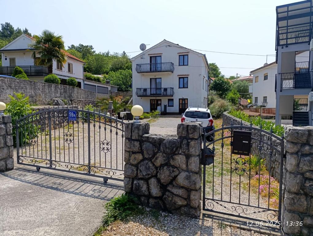 a gate to a driveway in front of a house at Studio Soline Dani 3 in Soline