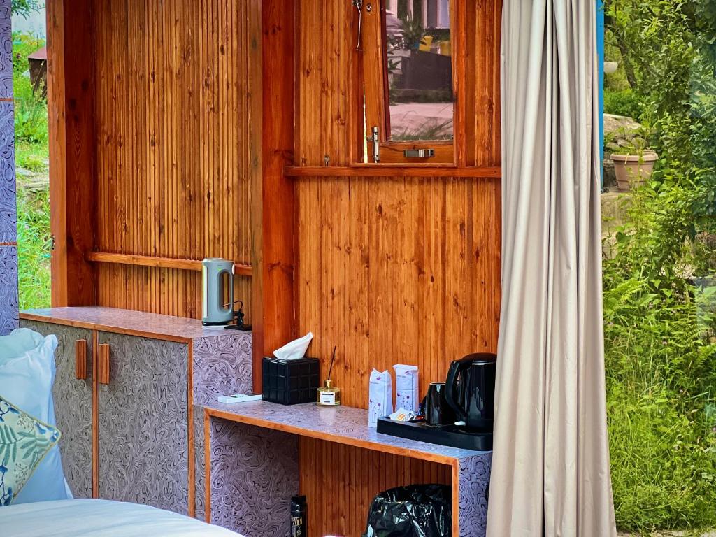 Příslušenství pro přípravu čaje a kávy v ubytování Glass Cabins by Urban Monk- Unique Centrally Heated Cabins with Electric Blankets