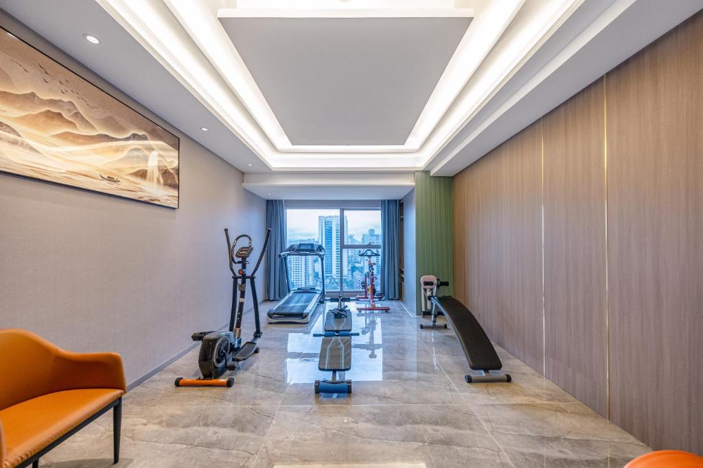 Fitness centrum a/nebo fitness zařízení v ubytování Kunming Meihao Lizhi Hotel Cuihu Park Yunnan University Hospital Branch
