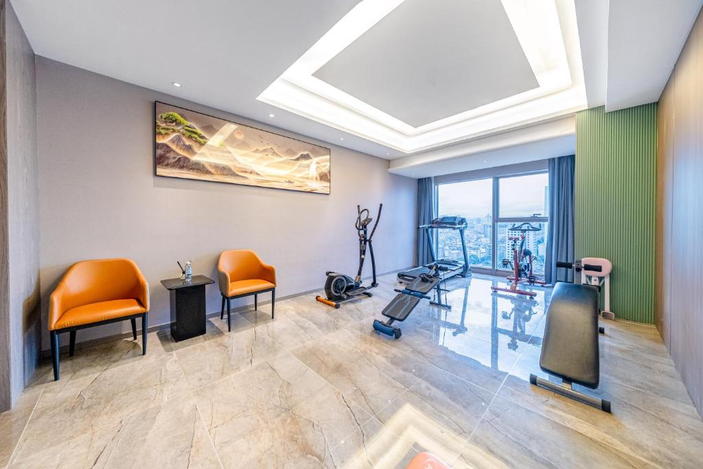 Fitness centrum a/nebo fitness zařízení v ubytování Kunming Meihao Lizhi Hotel Cuihu Park Yunnan University Hospital Branch