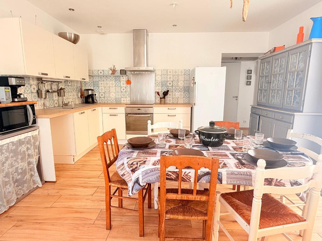 Photo de la galerie de l'établissement Maison spacieuse proche plage, 7 pers., parking privatif - FR-1-778-54, à Saint-Denis-dʼOléron