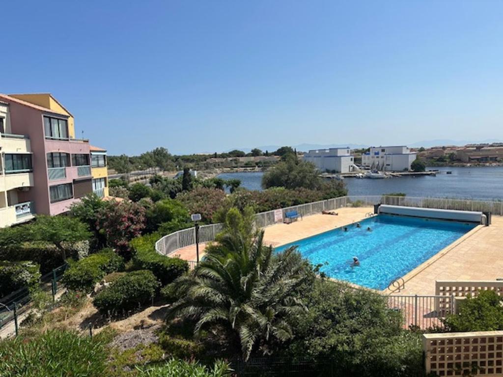 Photo de la galerie de l'établissement Charmant T2 Cabine 4 Pers, Piscine, Parking à Le Barcarès - FR-1-799-39, au Barcarès