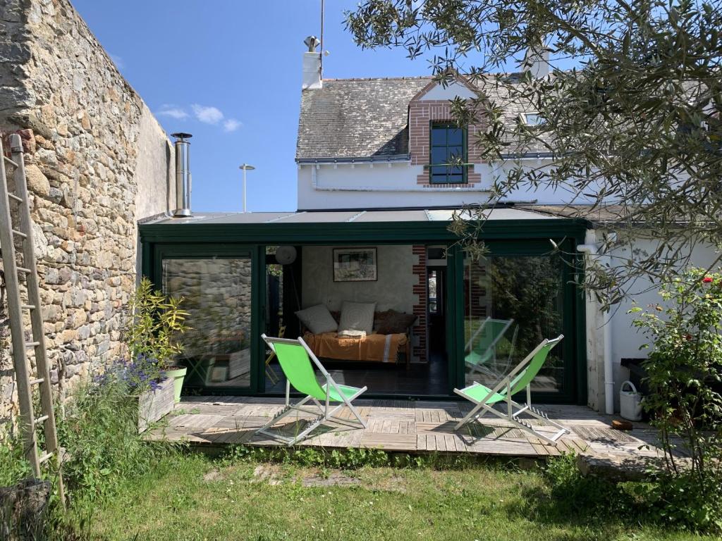 a patio with two chairs and a couch in a house at Charmante maison au Croisic avec véranda et jardin pour 4 personnes, chiens acceptés - FR-1-843-20 in Le Croisic
