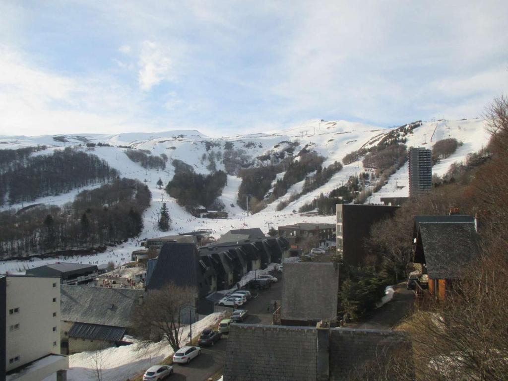 a view of a town with snow covered mountains at Appartement central à Super Besse, 2 chambres, proche pistes - FR-1-814-11 in Besse-et-Saint-Anastaise