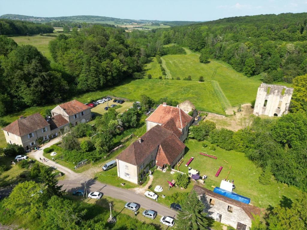 une vue aérienne d'une maison avec une cour dans l'établissement Gîtes de caractère avec jardins au cœur de la nature, idéal pour familles et amis - FR-1-583-505, à Montigny-les Cherlieux